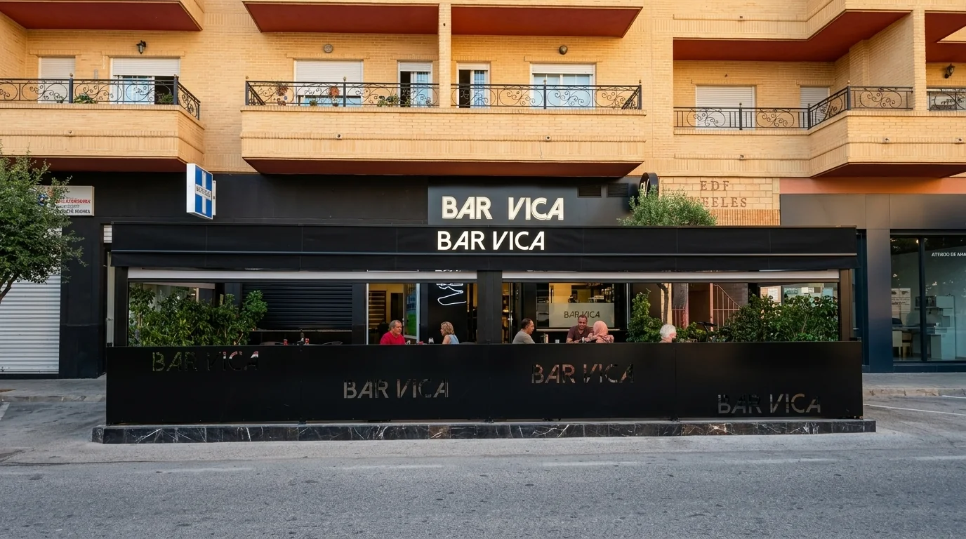 Cerramiento a medida instalado en la terraza de un bar
