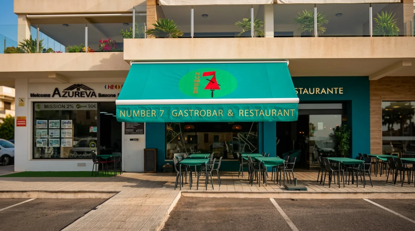 Toldo comercial rotulado en la fachada de un restaurante