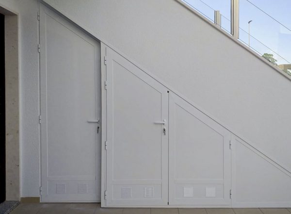Hueco de escalera aprovechado - Soluciones de aluminio para ganar orden y aprovechar mejor cada hueco. en Alicante | Toldos Corona