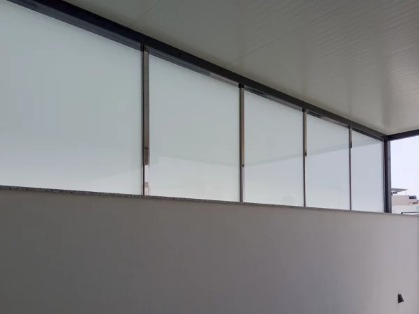 Balustrade blanche sur puits de lumière - Balustrades pour protéger sans alourdir visuellement l'espace. à Alicante | Toldos Corona