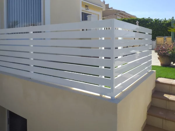 Version aluminium - Balustrades pour protéger sans alourdir visuellement l'espace. à Alicante | Toldos Corona