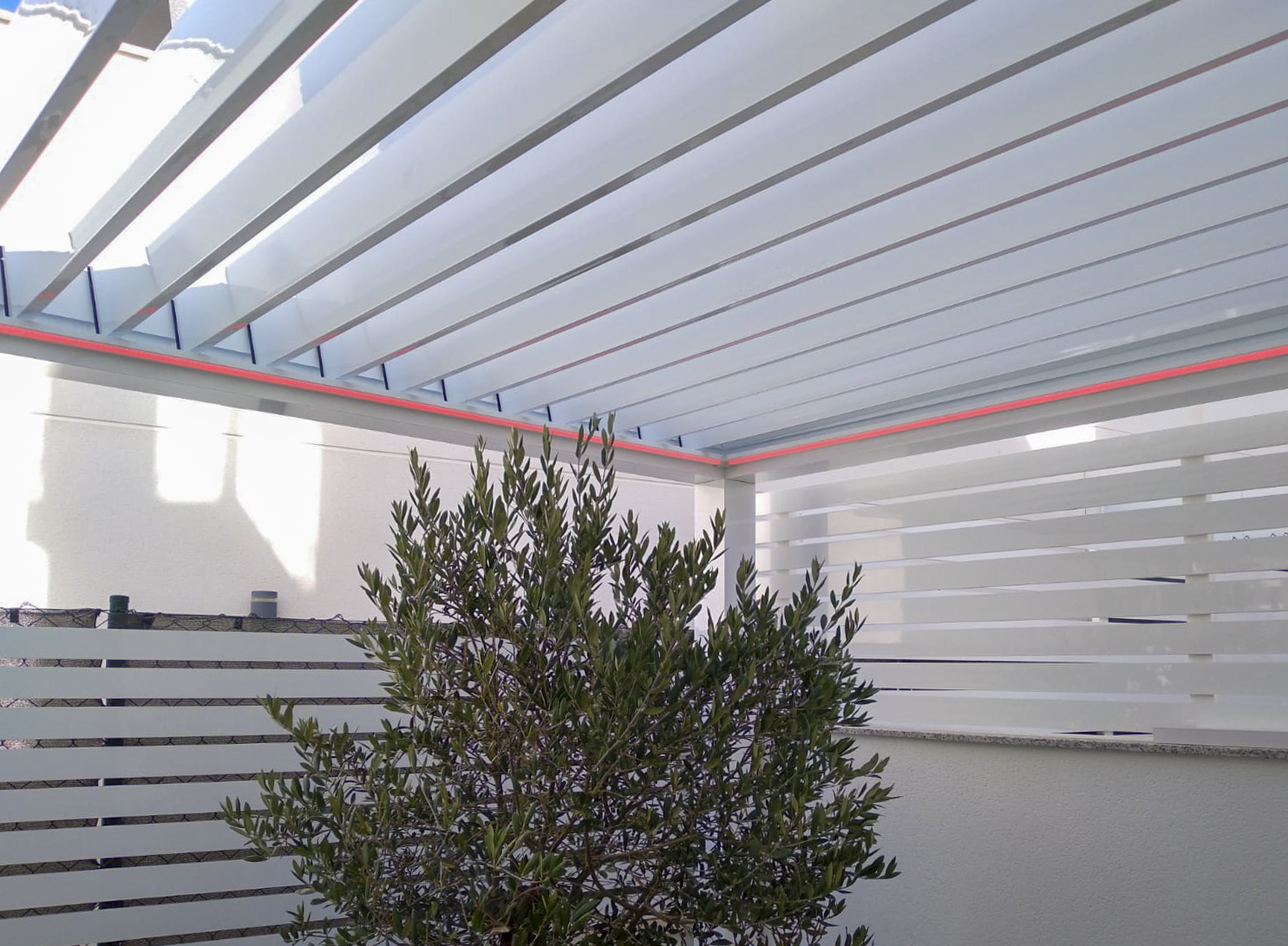 Integration with the house - Bioclimatic pergola for sun control, ventilation and comfort. in Alicante | Toldos Corona