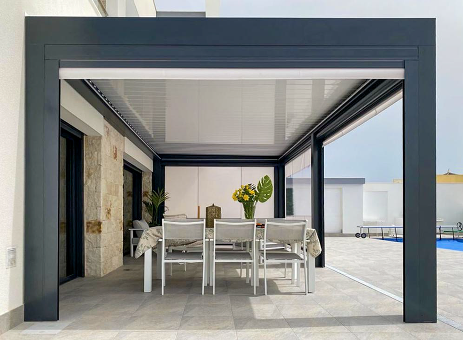 Everyday outdoor use - Bioclimatic pergola for sun control, ventilation and comfort. in Alicante | Toldos Corona