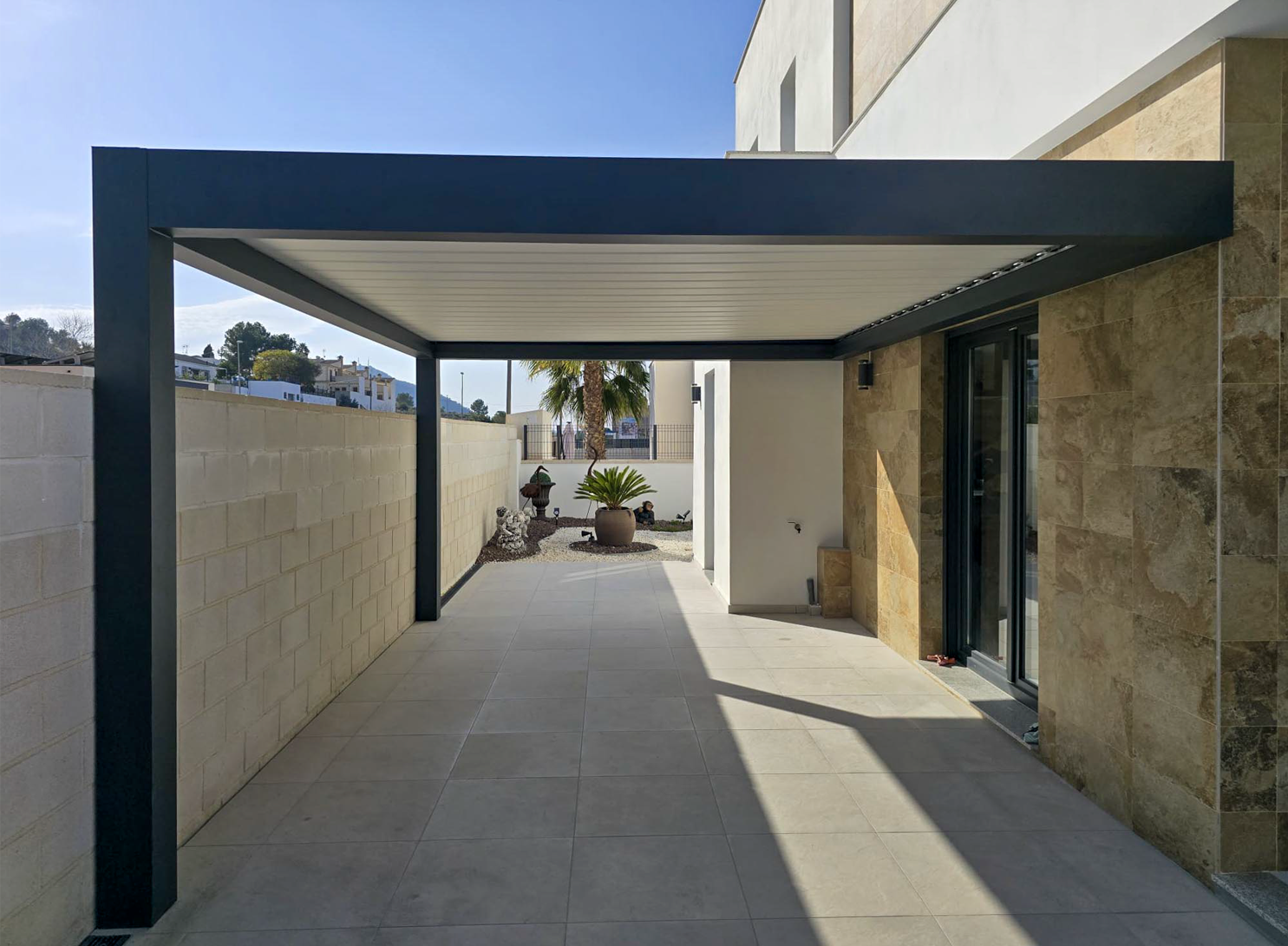 Alternative installed layout - Bioclimatic pergola for sun control, ventilation and comfort. in Alicante | Toldos Corona