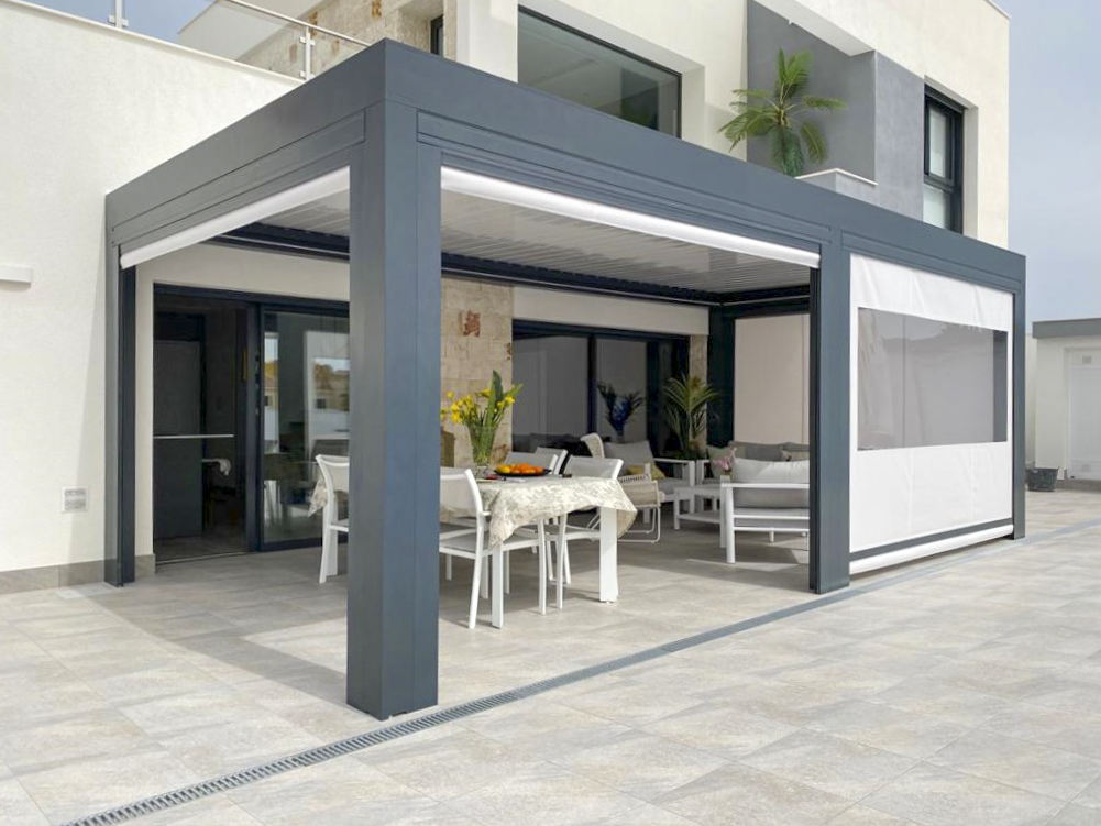 Finish detail - Bioclimatic pergola for sun control, ventilation and comfort. in Alicante | Toldos Corona