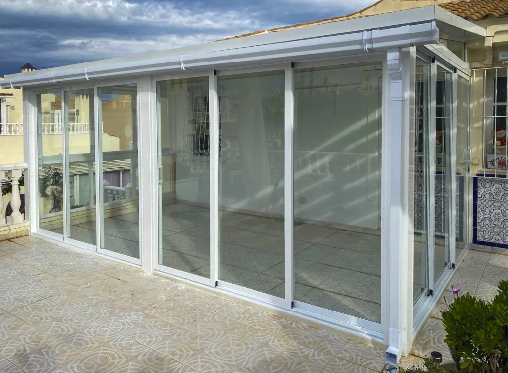 Vue générale de la fermeture - Fermetures vitrées pour protéger sans perdre la lumière. à Alicante | Toldos Corona