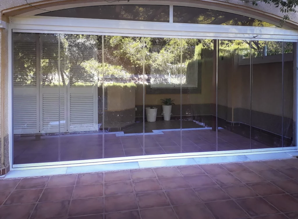 Rideau pliant sans cadre - Fermetures vitrées pour protéger sans perdre la lumière. à Alicante | Toldos Corona