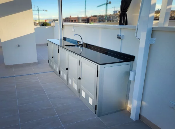 Encimera y armarios - Cocinas de exterior para convertir la terraza en una zona social completa. en Alicante | Toldos Corona