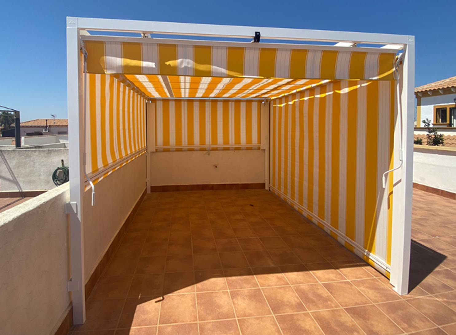 Implantación en terraza abierta - Toldos palillería para una sombra regulable con estructura fija. en Alicante | Toldos Corona