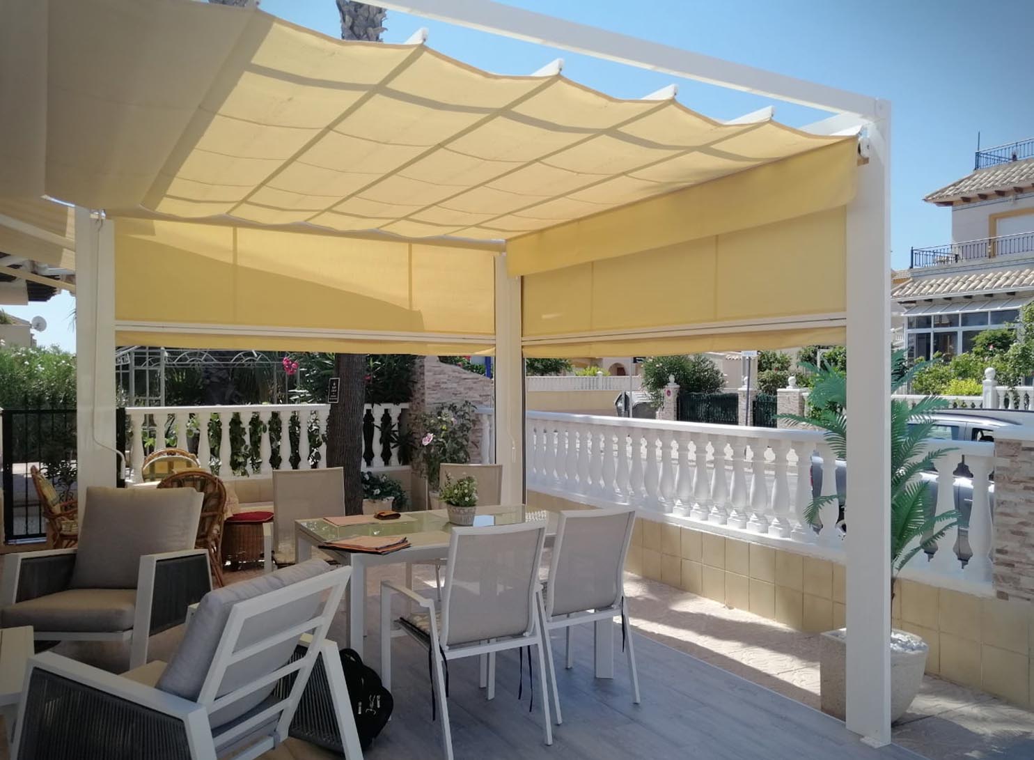 Segunda vista de la estructura guiada - Toldos palillería para una sombra regulable con estructura fija. en Alicante | Toldos Corona