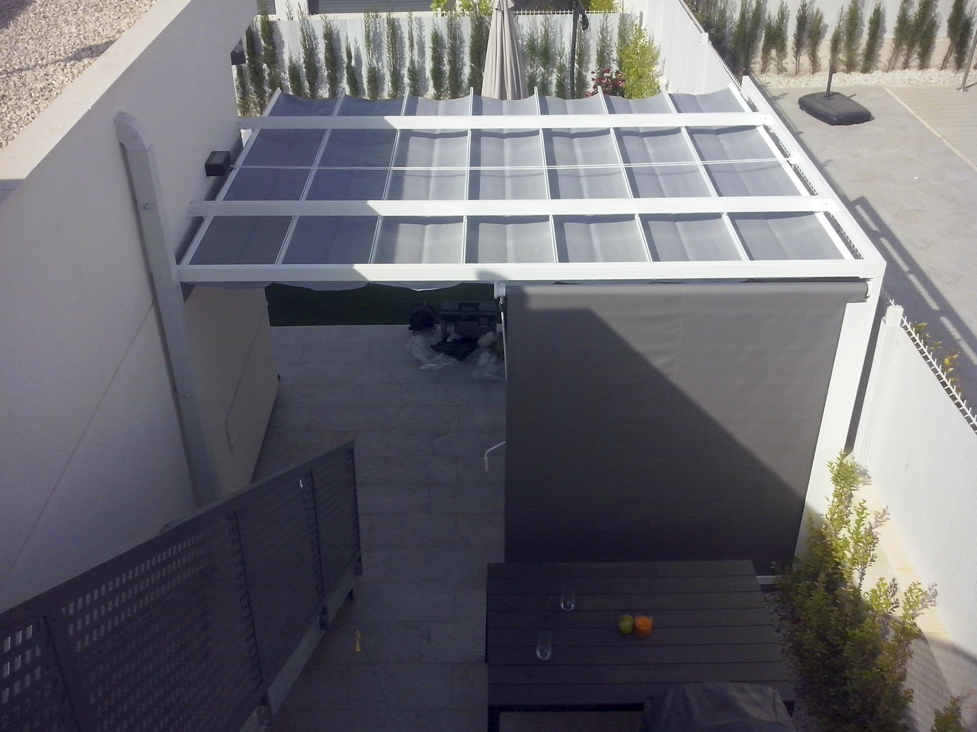 Configuración entre paredes - Toldos palillería para una sombra regulable con estructura fija. en Alicante | Toldos Corona