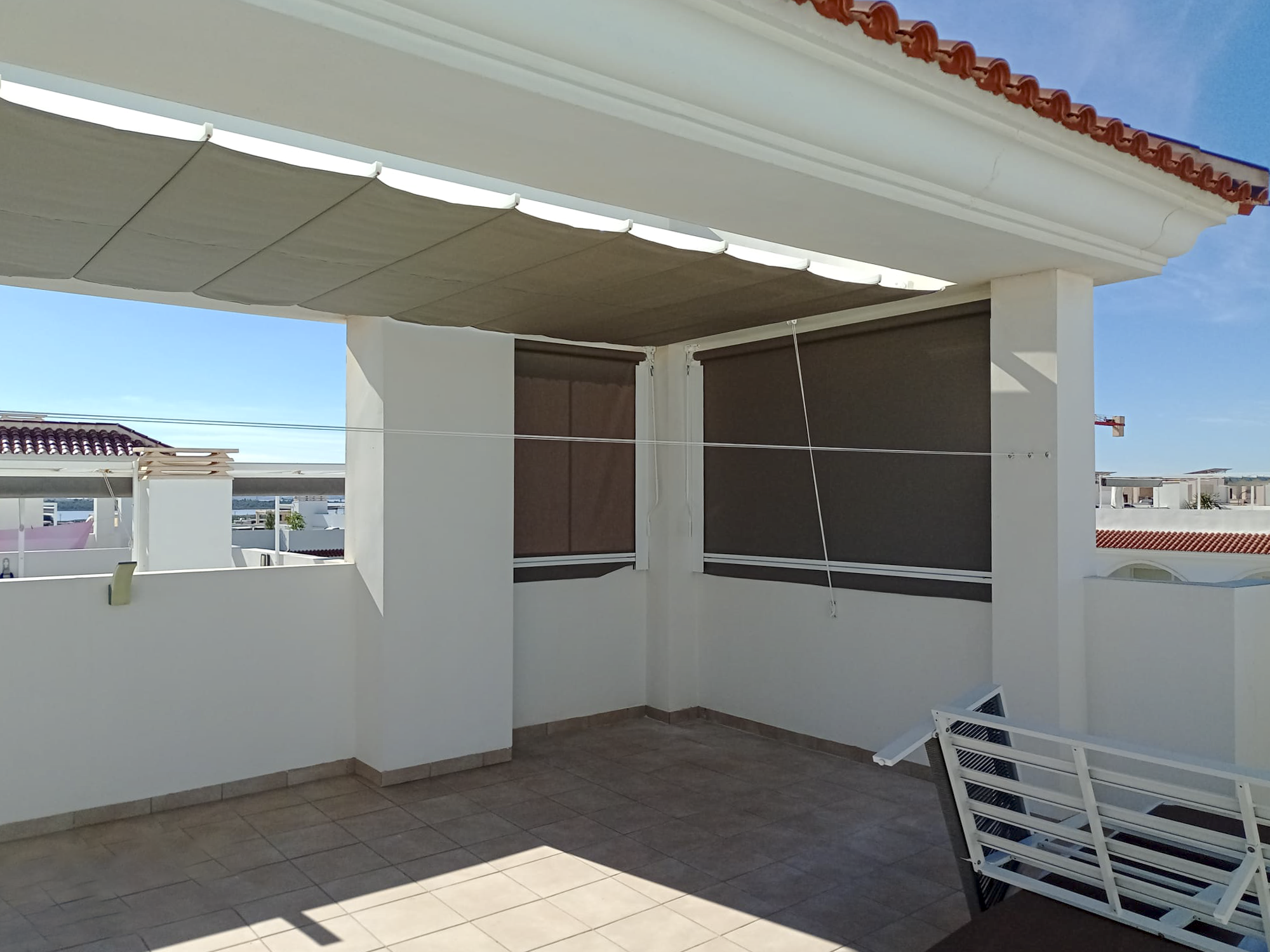 Entre paredes en otra proporción - Toldos palillería para una sombra regulable con estructura fija. en Alicante | Toldos Corona