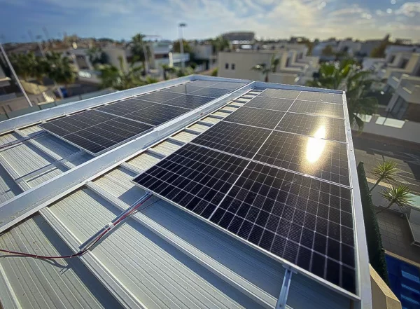 Vista de integración estructural - Estructuras para panel solar con integración útil, limpia y productiva. en Alicante | Toldos Corona