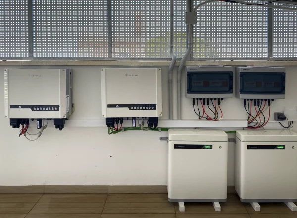 Aplicación con lectura técnica - Estructuras para panel solar con integración útil, limpia y productiva. en Alicante | Toldos Corona