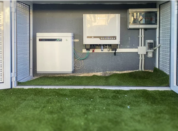 Otra implantación solar - Estructuras para panel solar con integración útil, limpia y productiva. en Alicante | Toldos Corona