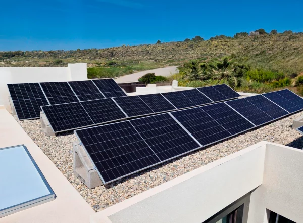 Segunda pérgola con paneles - Estructuras para panel solar con integración útil, limpia y productiva. en Alicante | Toldos Corona