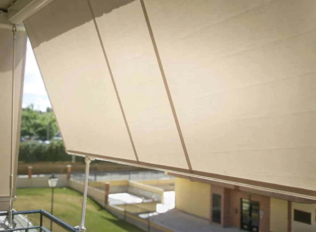 Stor en otra configuración - Telones verticales para proteger laterales y perímetro exterior. en Alicante | Toldos Corona