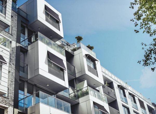 Toldos de punto recto para ventanas y fachadas soleadas. - Toldos de brazos articulados para terrazas y patios. en Alicante | Toldos Corona