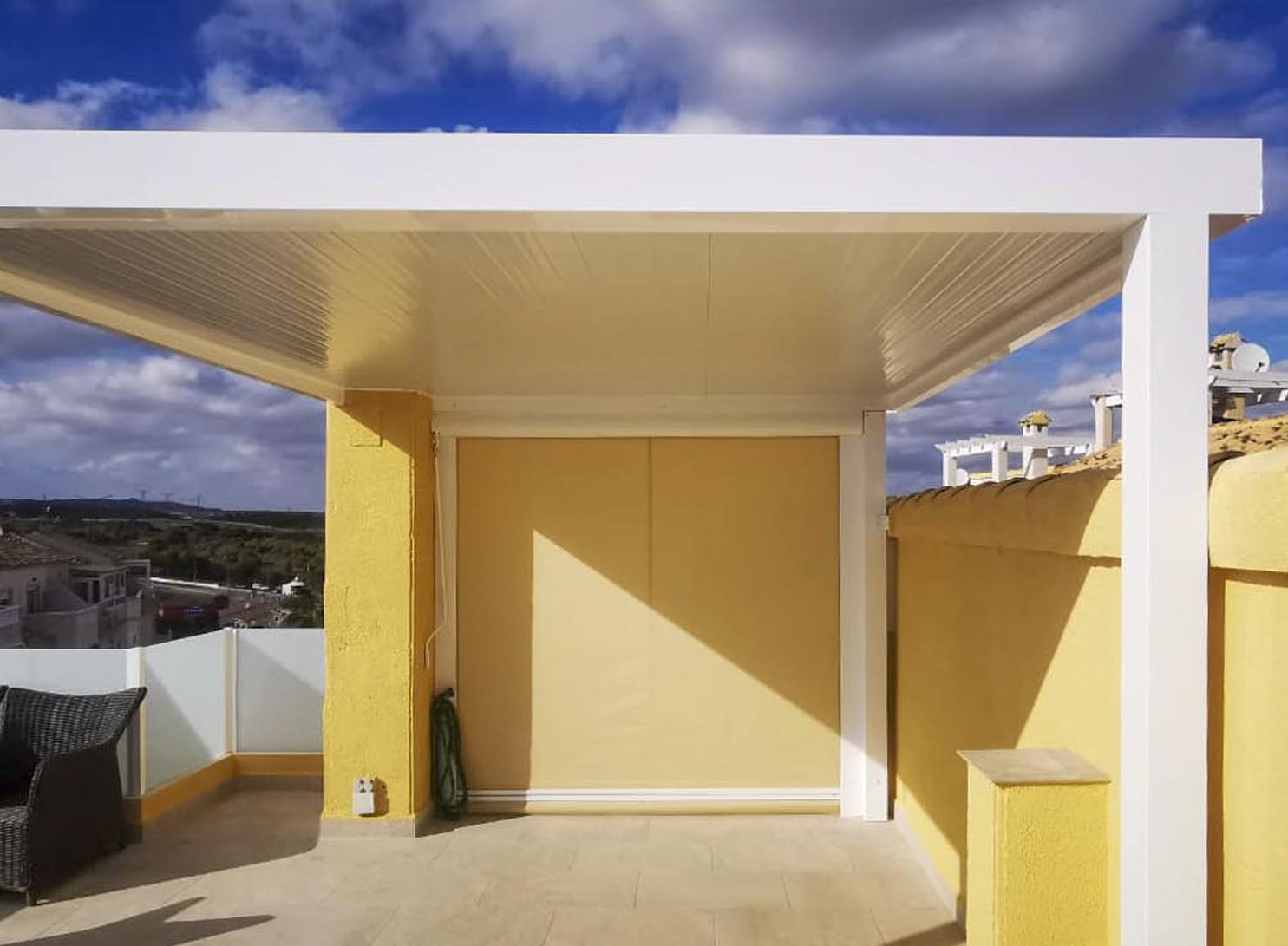 Protección lateral con Parabox - Pérgola Moderna para dar más presencia y refugio al exterior. en Alicante | Toldos Corona