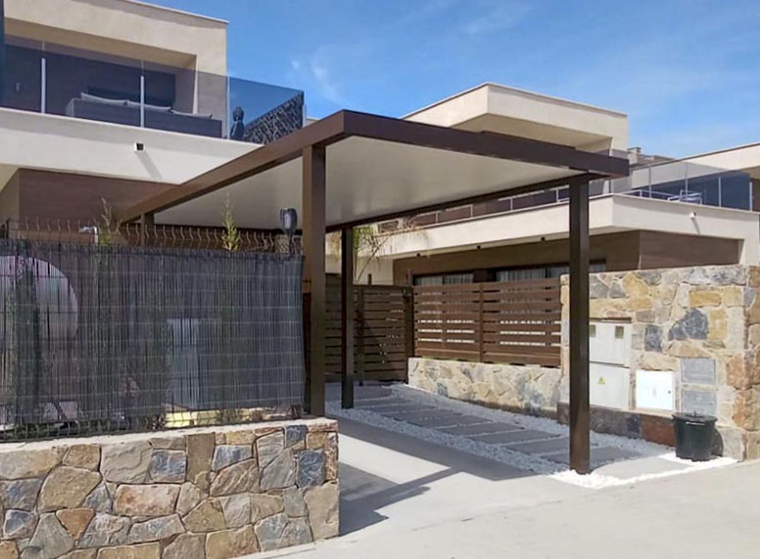 Aplicación tipo carport - Pérgola Moderna para dar más presencia y refugio al exterior. en Alicante | Toldos Corona